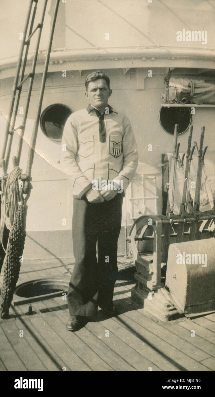 Antike c 1922 Foto, Aussicht an Bord der Kabel-ship USCG Pequot. Segler in Sports Gear. Quelle: ORIGINAL FOTOABZUG. Stockfoto