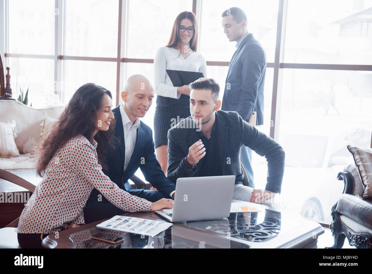 Junges Team von Mitarbeitern bilden große Geschäft Diskussion in der modernen coworking Büro. Teamarbeit Personen Konzept. Stockfoto