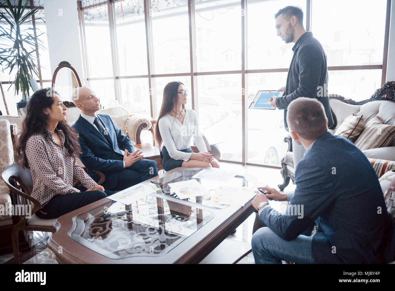 Junges Team von Mitarbeitern bilden große Geschäft Diskussion in der modernen coworking Büro. Teamarbeit Personen Konzept. Stockfoto