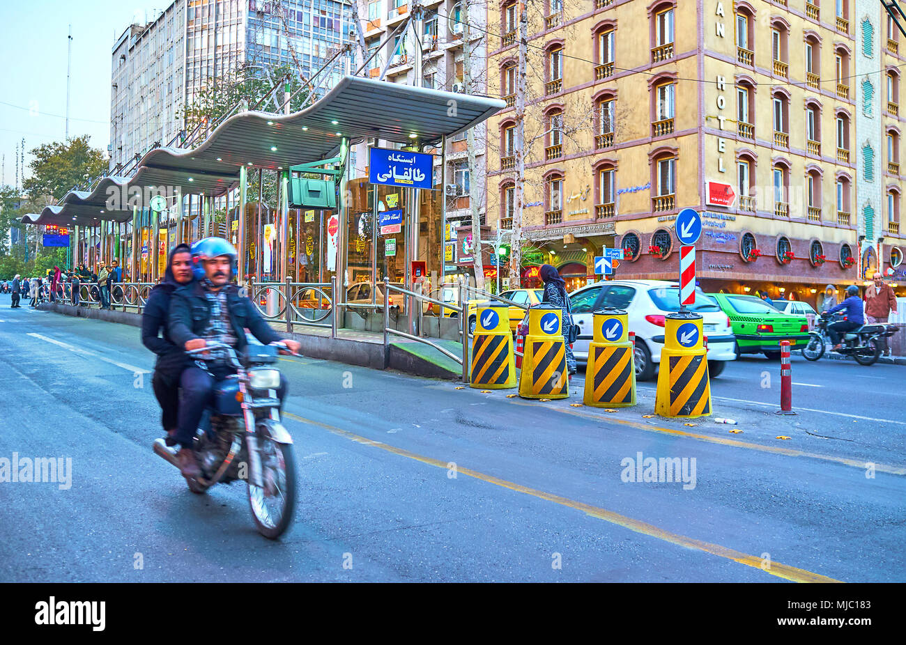 Teheran, Iran - Oktober 24, 2017: Verkehr in Vali Asr Avenue, die längste Straße des Nahen Ostens und der Einkaufsmeile der Stadt, auf Oktober Stockfoto