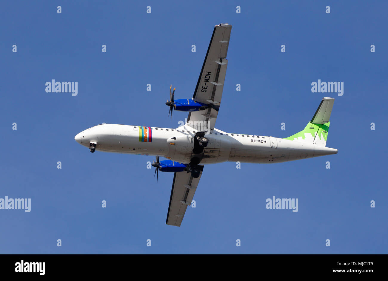 Stockholm, Schweden - 3. Mai 2016: Braathens Regional ATR 72-500 (SE-MDH) Während der Ansatz zum Stockholmer Flughafen Bromma gegen den blauen Himmel. Stockfoto