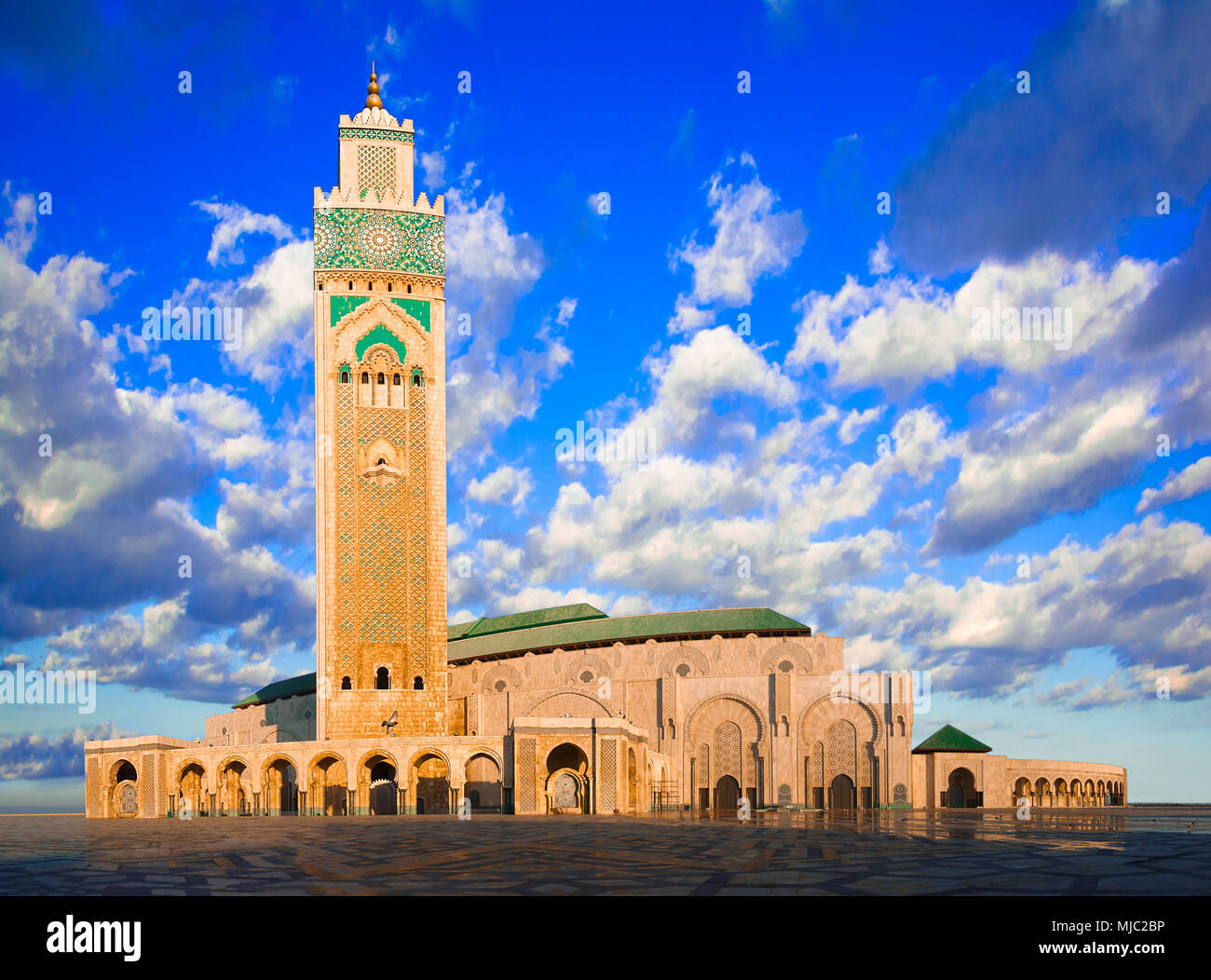 Die Hassan-II.-Moschee, Casablanca, Marokko: Am frühen Morgen Blick auf die größte Moschee des Landes und die drittgrößte in der Welt nach dem Grand Stockfoto