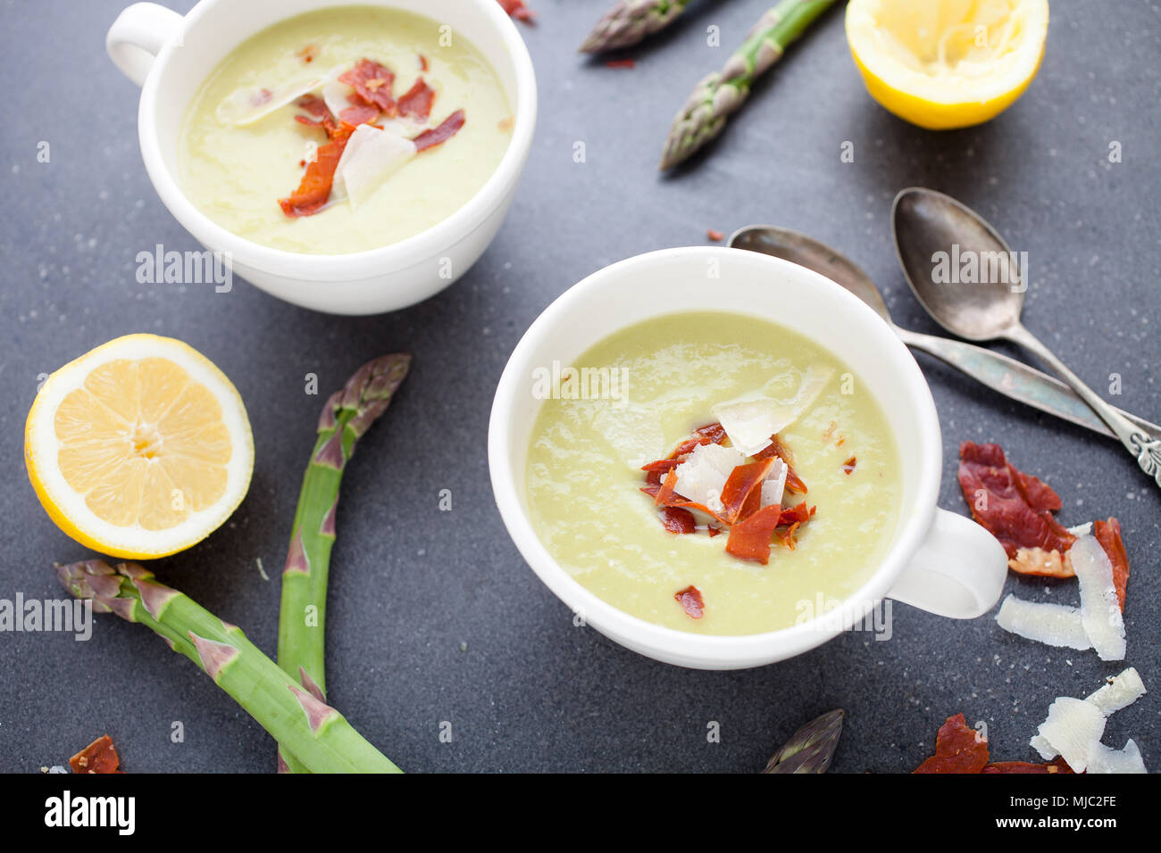 Spargel Suppe mit gerösteten prociutto Stockfoto