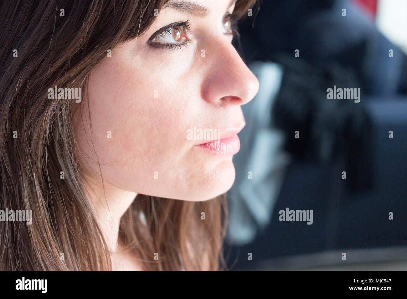 Nahaufnahme Portrait der kaukasischen junge Frau mit dunklen Haaren und Augen. Profil Stockfoto