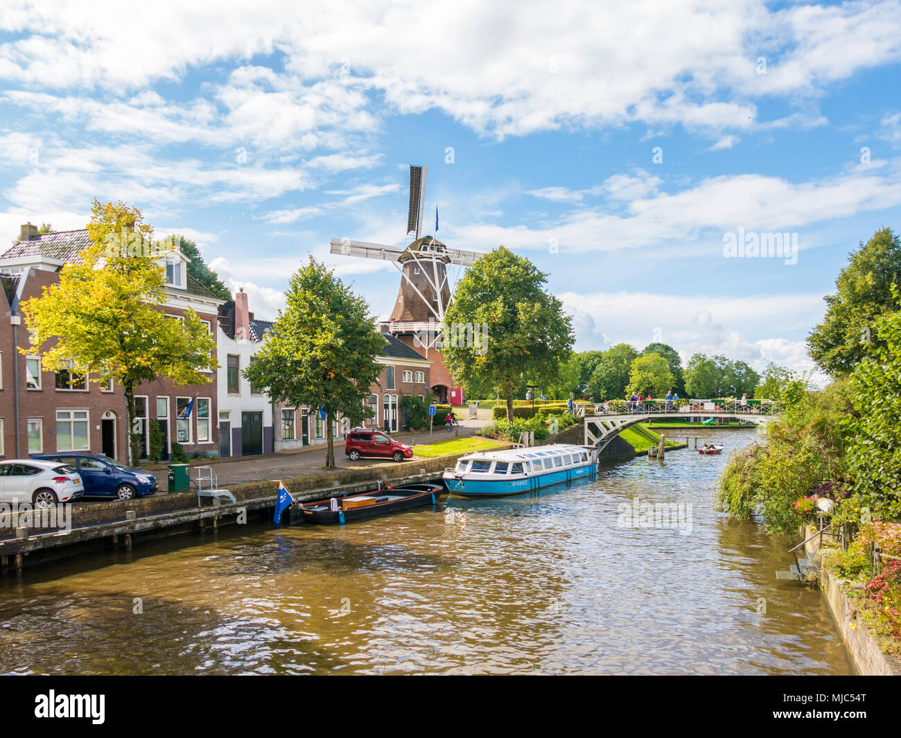 Mühle Zeldenrust und Brücke über Kleindiep Canal in der historischen Altstadt von Dokkum, Friesland, Niederlande Stockfoto