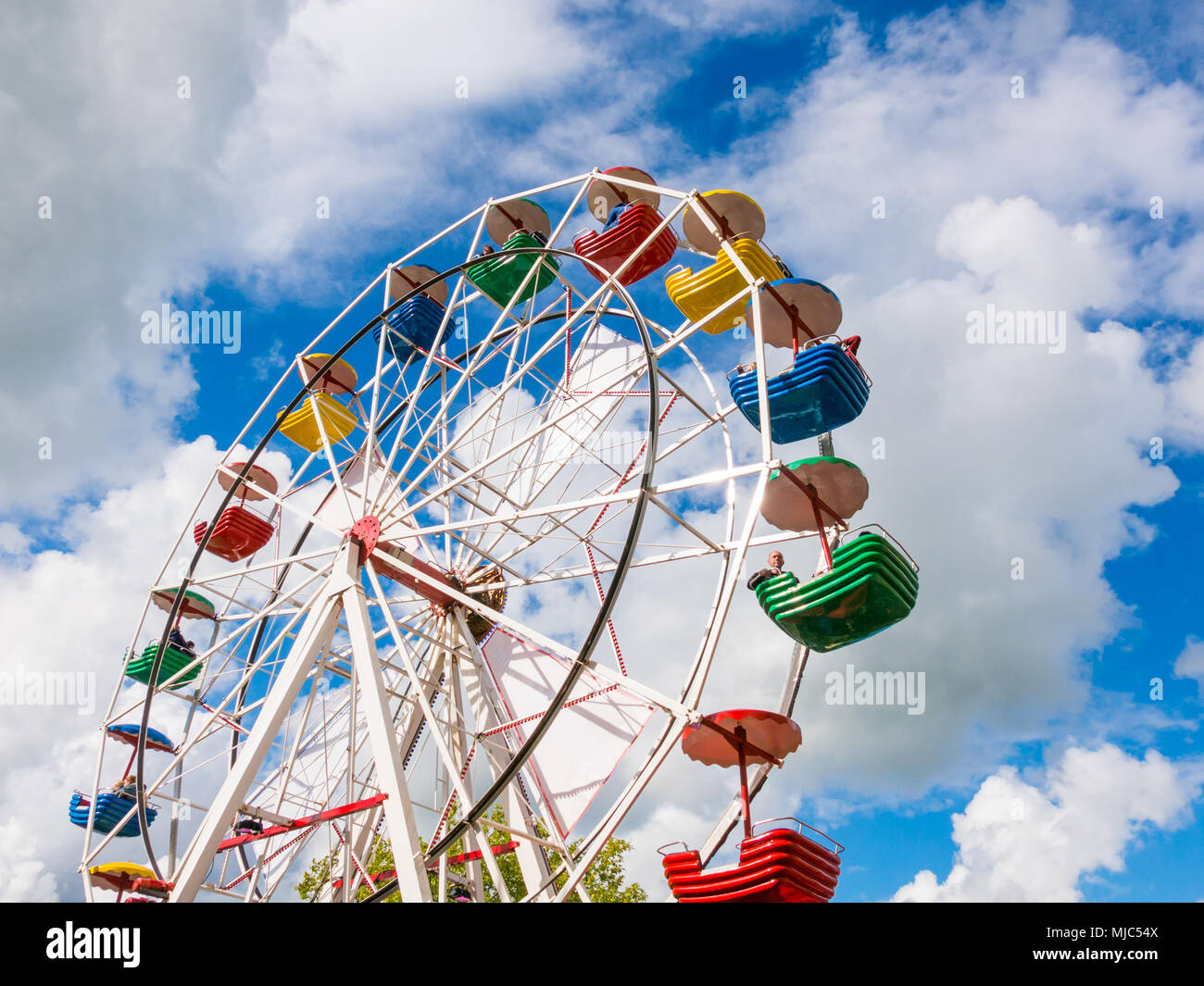 Riesenrad auf Kirmes oder Reisen Karneval während der Admiralität Tage in Dokkum, Friesland, Niederlande Stockfoto