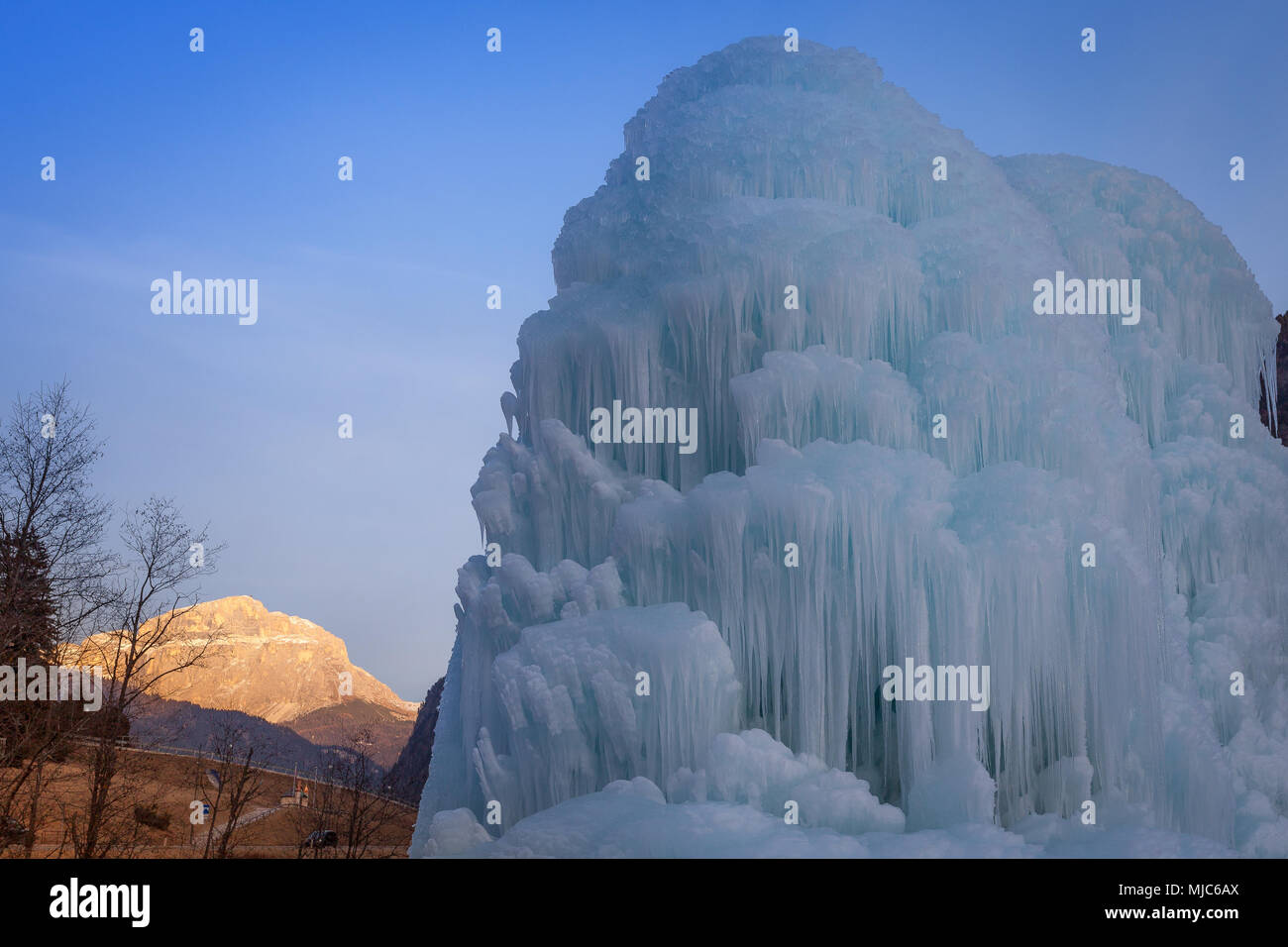 Gefrorene Brunnen mit Monte Sella in Val di Fassa, Trentino, Italien Stockfoto