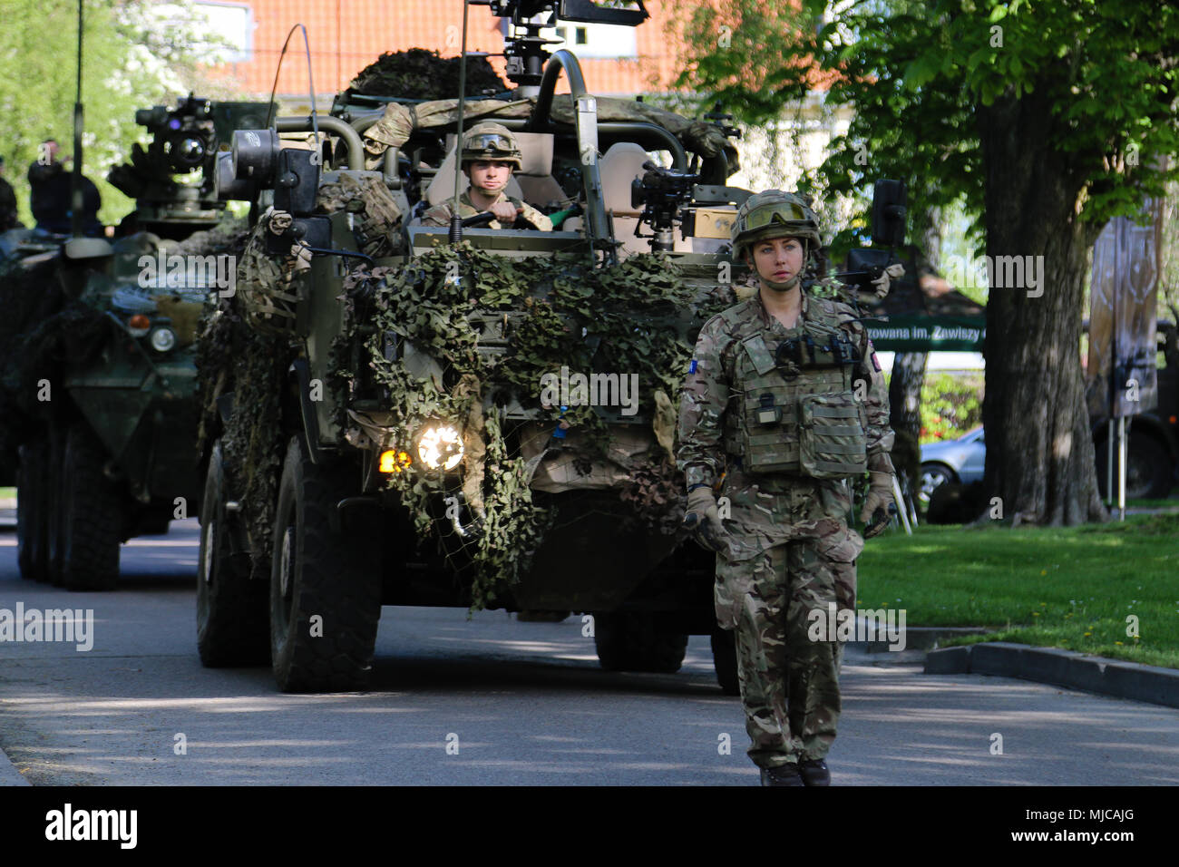 Großbritannien Kapitän Alice Williams (rechts), eine Truppe Führer mit der 1 Queen's Dragoon Guards, führt ein Konvoi von militärischen Fahrzeugen während einer Brücke Eröffnungsfeier in Lötzen, Polen, 1. Mai 2018. Die Zeremonie wurde zwischen der Stadt Lötzen und die Soldaten der Schlacht Gruppe Polen statt: Eine einzigartige, multinationale Koalition von USA, Großbritannien, Kroatischen und rumänischen Soldaten, die mit der polnischen 15 mechanisierte Brigade als Abschreckung Kraft zur Unterstützung des NATO-Enhanced vorwärts Präsenz dienen. (U.S. Armee Foto von SPC. Hubert D. Delany III/22 Mobile Public Affairs Abteilung) Stockfoto