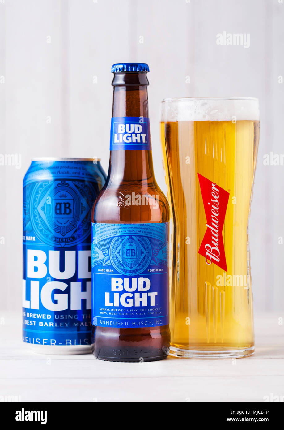 LONDON, Großbritannien - 27 April, 2018: Flasche Budweiser Bud Light Bier  auf Holz- Hintergrund mit Label, ein amerikanisches Lager erst im Jahr 1876  eingeführt Stockfotografie - Alamy
