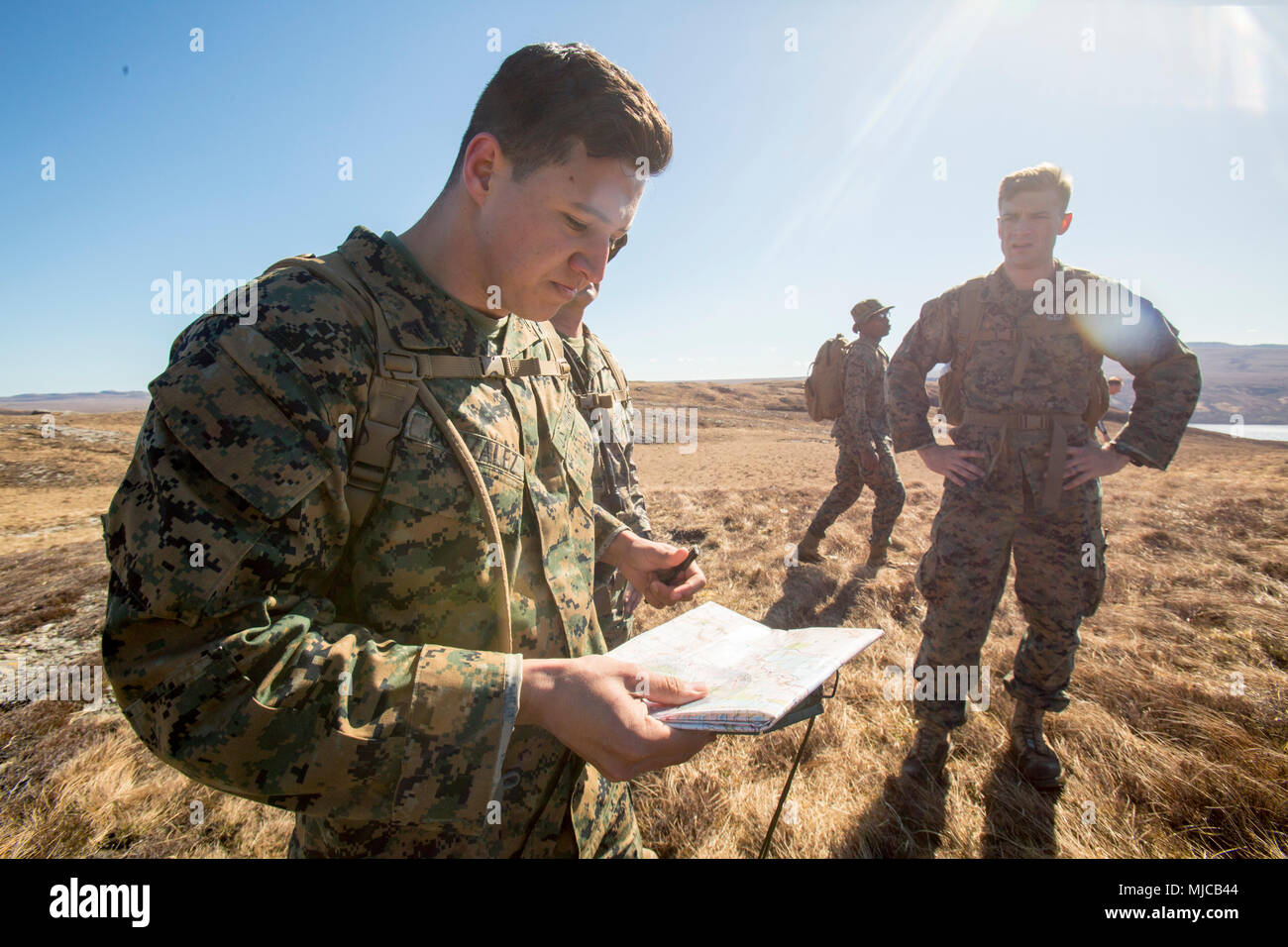 Cpl. Esteban Gonzalez (links), ein Funker mit 4 Air Naval Geschützfeuer Liaison, Hauptquartieren Gruppe, prüft seine Koordinaten für die Position der finalen Prüfpunkt während ein Land navigation Kurs in Durness, Schottland, 30. April 2018. 4 ANGLICO ist in Schottland an gemeinsamen Krieger 18-1, eine Übung, die die Bereitschaft und die Effektivität der kombinierten Waffen Integration fördert, kleine Einheit Taktik und Land Navigation zu nehmen. Diese Fortbildung soll zur Verbesserung ihrer Fähigkeiten und Kampfkraft und stellt sicher, dass Sie bereit sind, heute abend zu kämpfen. Stockfoto