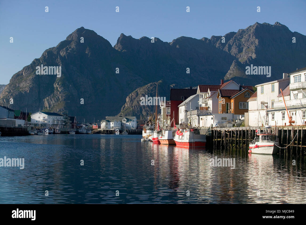 Hafen des Fischerdorfes Henningsvaer, Lofoten Islands, Norwegen Stockfoto