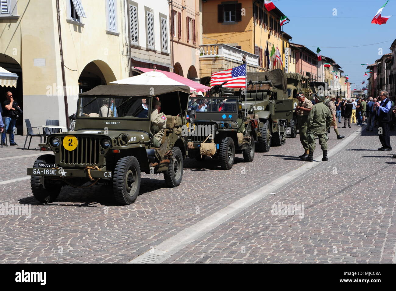 Historische Darstellung, 150 historische Militärfahrzeuge auf dem