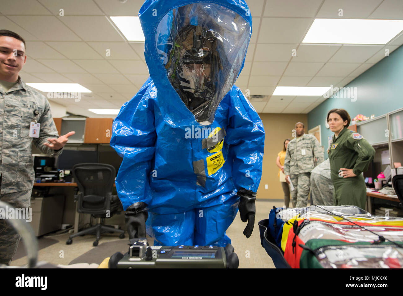 Kol. Jennifer Kurz, Mitte, 23 Wing Commander, inspiziert ein Exemplar beim Tragen einer Ebene einen Anzug, 30. April 2018, bei Moody Air Force Base, Ga. Kurze Tourneen der 23d Medical Group (MDG) ein besseres Verständnis Ihrer gesamten Mission, Funktionen und umfassende Aufgaben zu gewinnen, und war in der Lage, den täglichen Betrieb zu Erleben der verschiedenen Einheiten innerhalb der 23d MDG, angefangen von bioenvironmental auf ambulante Pflege. (U.S. Air Force Foto von Airman 1st Class Eugene Oliver) Stockfoto