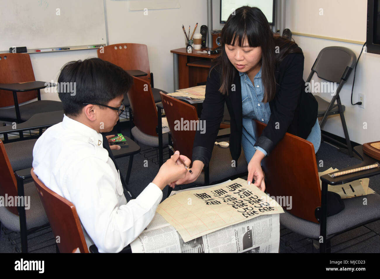 Studenten an der Defense Language Institute Foreign Language Center, die Chinesisch studieren kann auch Kalligraphie Praxis als ausserschulische Aktivität. Als eine der ältesten Handschriften in der Welt, Chinesische Zeichen bleiben heute im Einsatz. Kalligraphie, die Tausende von Jahren alt, noch immer weitgehend gelehrt und praktiziert wird, öffnen Sie ein Fenster für Studenten mehr zu chinesischer Kultur ausgesetzt zu sein. (U.S. Armee Foto von Patrick Bray/Freigegeben) Stockfoto