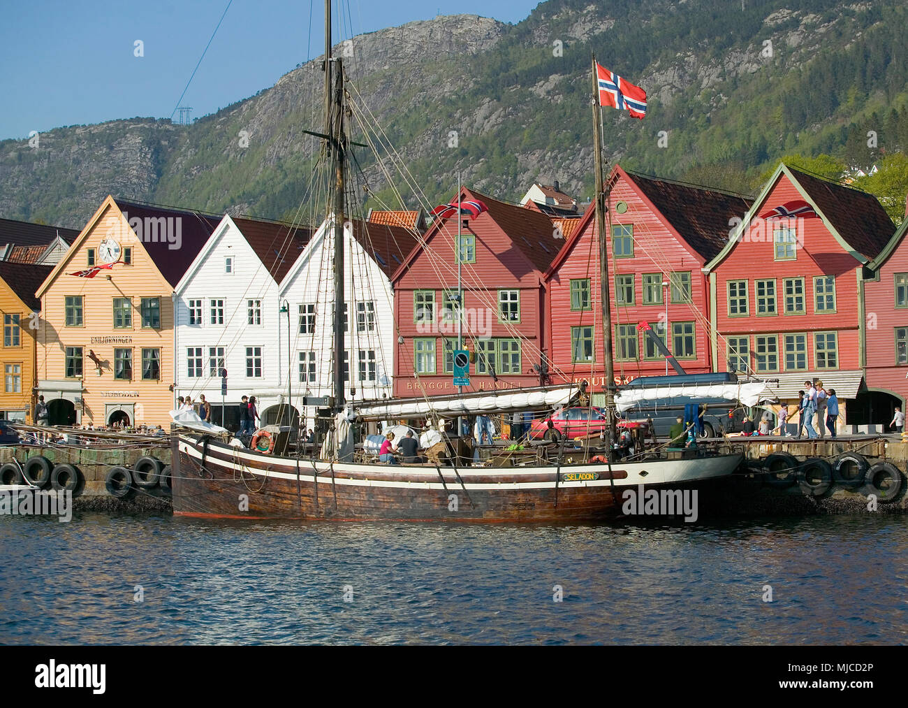 Bunte Holzhäuser im Stadtteil Bryggen im Hafen von Bergen, Norwegen Stockfoto