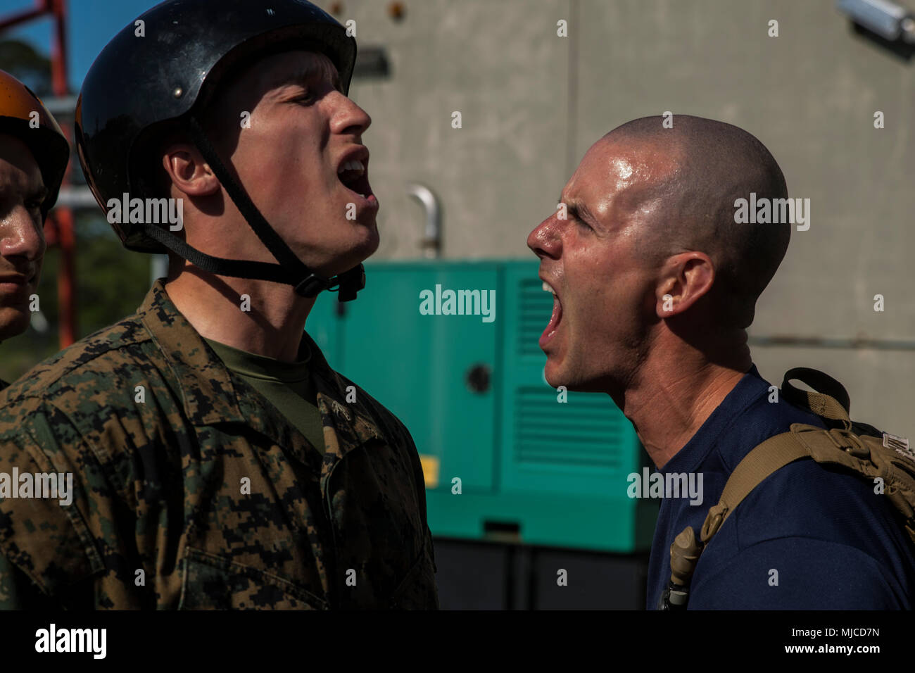 Us Marine Corps Drill Instructor Staff Sgt. Michael Stricklin mit Mike Unternehmen, 3. rekrutieren Ausbildung Bataillon, korrigiert, ein Rekrut nach Abschluss der rappel Turm Mai 1, 2018, auf Parris Island, S.C. Drill Instructors, wie Stricklin, 31, von Florenz, Ala., sind verantwortlich für die Ausbildung der einzelnen rekrutieren. Mike Unternehmen ist Absolvent vom 6. Juli 2018 geplant. (Foto von Lance Cpl. Carlin Warren) Stockfoto