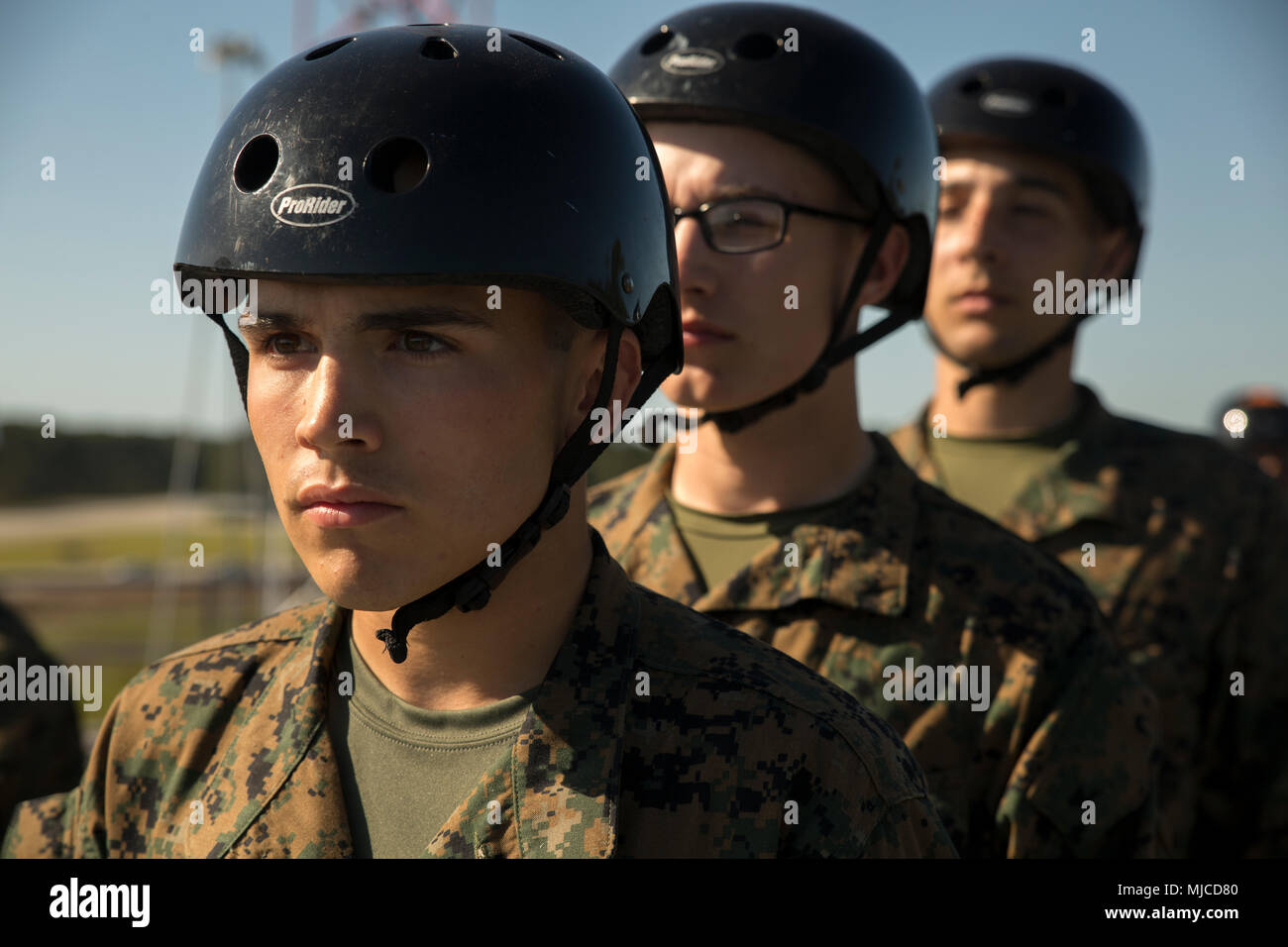 Us Marine Corps Rekruten mit Mike Unternehmen, 3. rekrutieren Ausbildung Bataillon, warten Mai 1, 2018 rappel, auf Parris Island, S.C. Rekruten rappel aus dem 47 m hohen Turm tragen ein Gurt, Helm und Handschuhe, Vertrauen zu gewinnen und keine Höhenangst zu überwinden. Mike Unternehmen ist Absolvent vom 6. Juli 2018 geplant. (Foto von Lance Cpl. Carlin Warren) Stockfoto