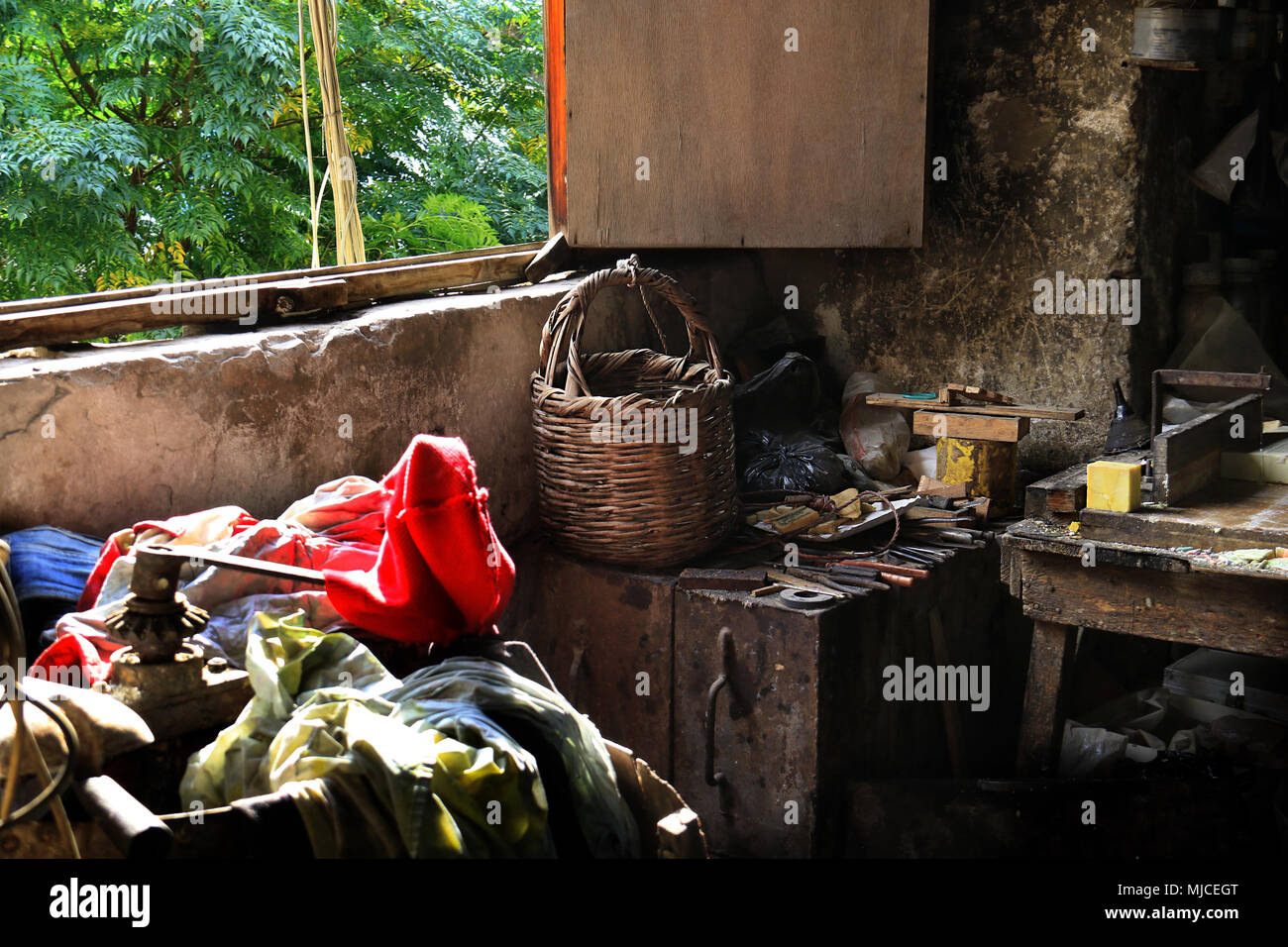 Das Innere eines alten soap Atelier mit einem traditionellen libanesischen Weidenkorb in Tripolis, im Libanon. Stockfoto