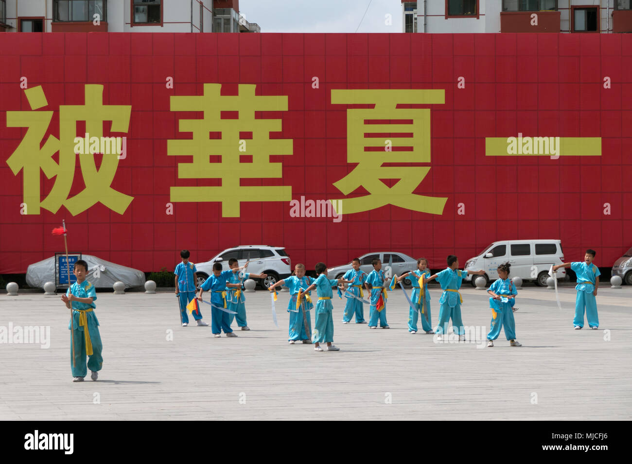 Junge Chinesen Ausbildung, Kind, Junge, Training mit Schwert für traditionelle Kampfkünste in Tianshui City Square, China, Asien Stockfoto