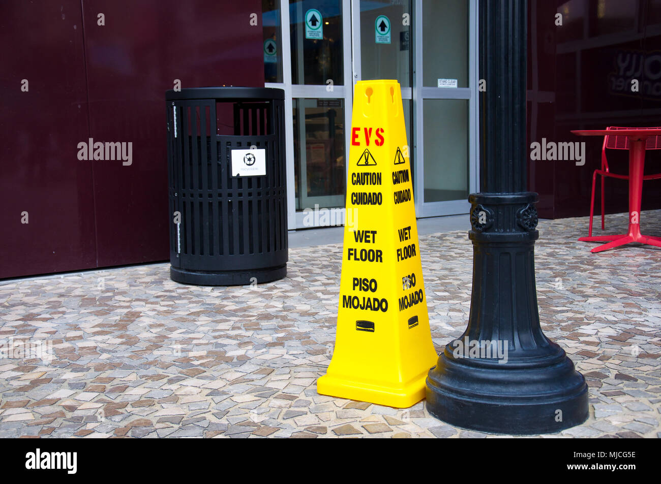 LAS VEGAS/Nevada - 24. AUGUST 2017: gelb Warnung Kegel verhindert Rutschen auf nassem Boden auf den Las Vegas Blvd vor New York Hotel und Kasino. Stockfoto