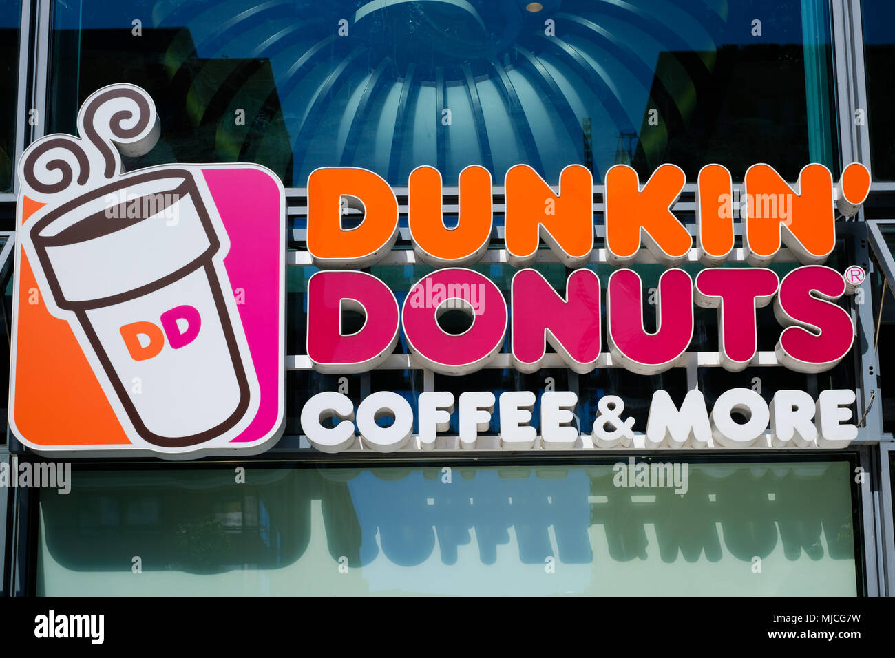 Berlin, Deutschland - Mai, 2018: Das Logo von Dunkin'Donuts Kaffee und Mehr in Berlin, Deutschland. Stockfoto