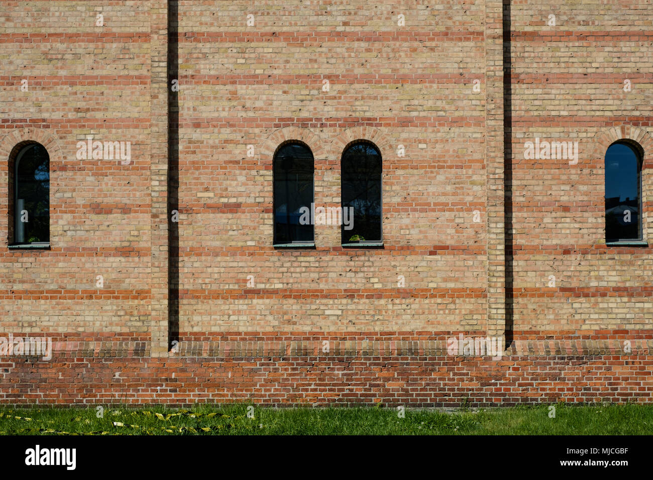 Windows auf Kirche buildine Außen Backstein Mauer aus Stein Stockfoto Windows auf Kirche buildine Außen Backstein Mauer aus Stein Stockfoto