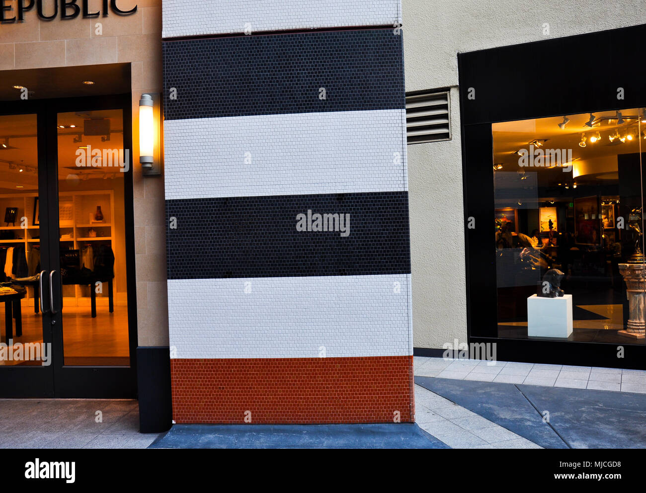 SAN DIEGO/Kalifornien - 17. AUGUST 2017: abstrakte farbenfrohe Wand in der Mode Westfield Horton Plaza Shopping Center. Stockfoto