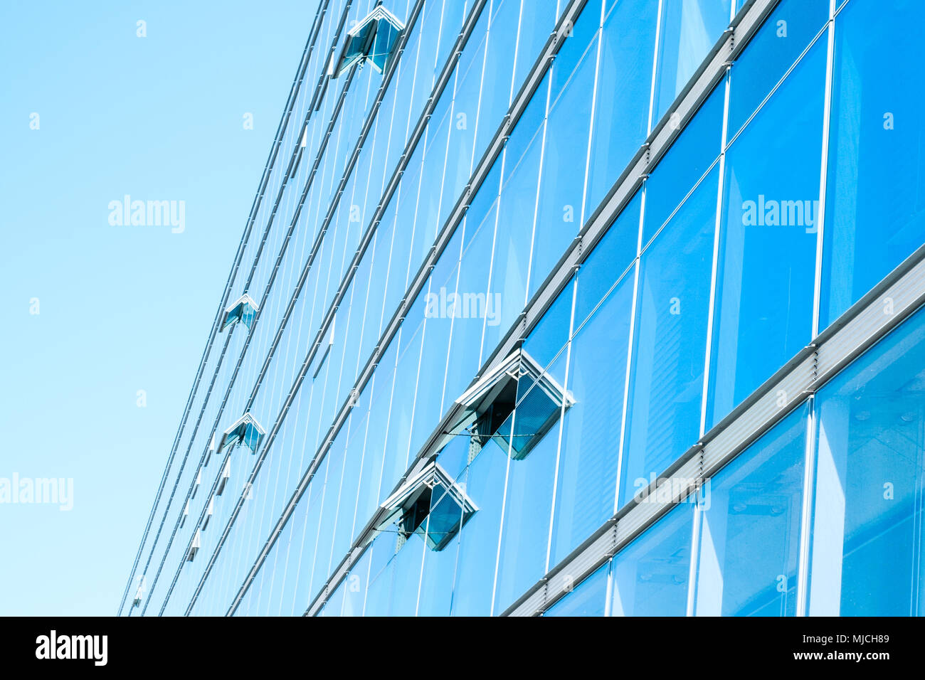 Modernes Bürogebäude Glasfassade - korporative Gebäude Stockfoto