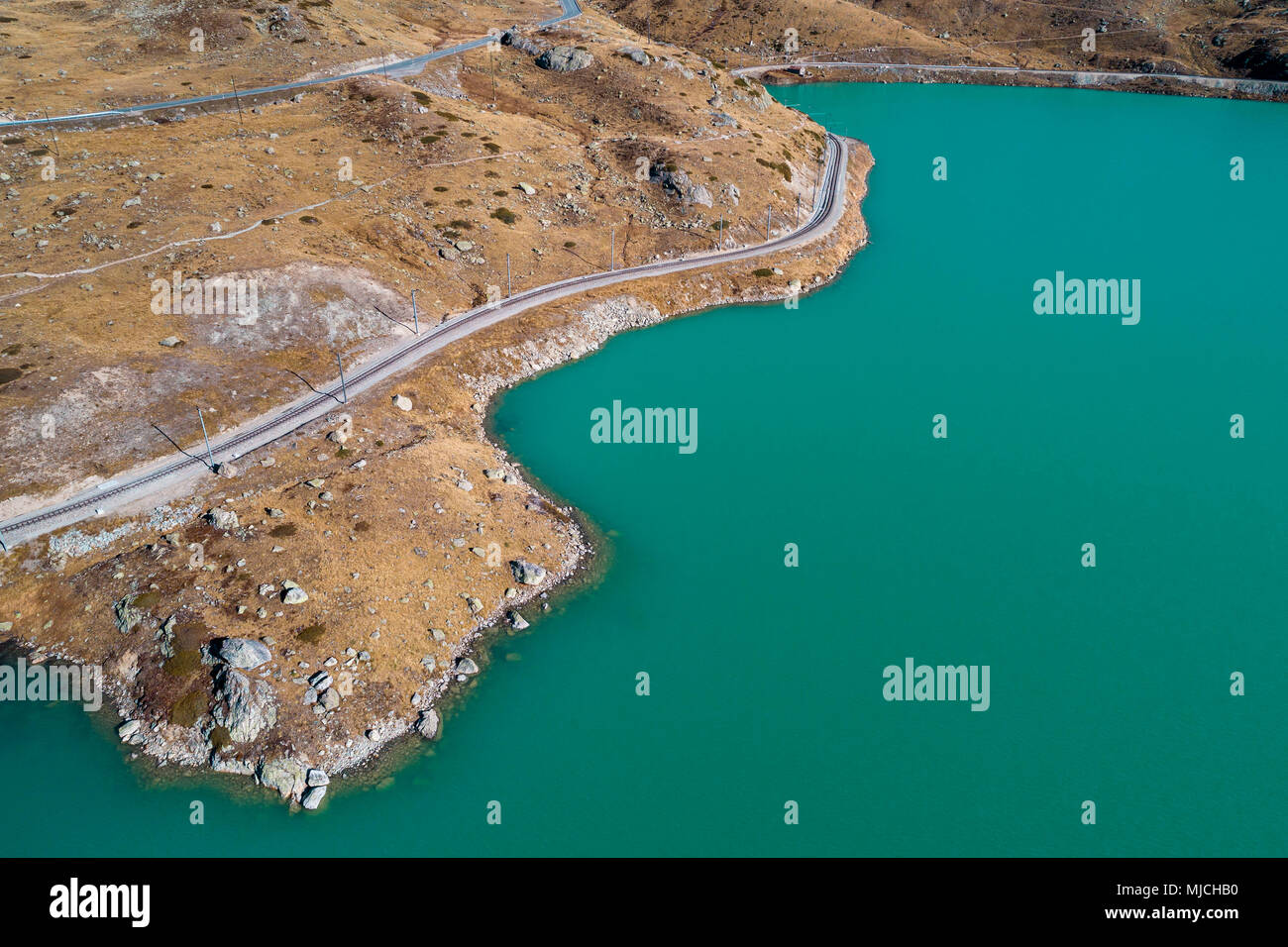 Bahnlinie am Berninapass, Lago Bianco, Engadin, Graubünden, Schweiz Stockfoto