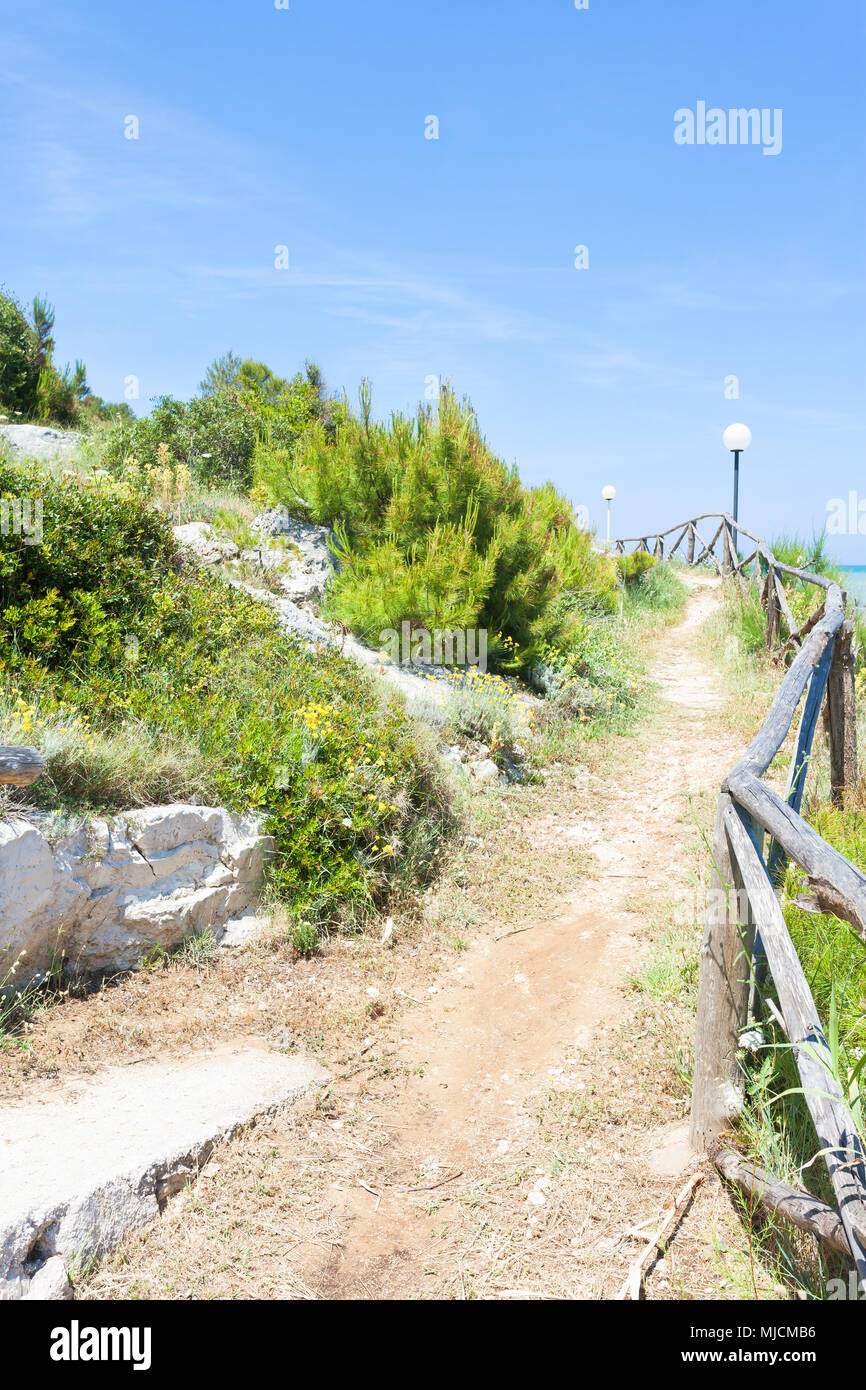 Lido Cala Lunga, Apulien, Italien - Wanderweg an der Küste des Mittelmeers Stockfoto