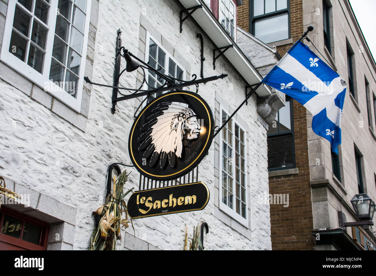 Schild mit der Fläche eines indischen an einem alten Haus aus Stein in Québec City Stockfoto