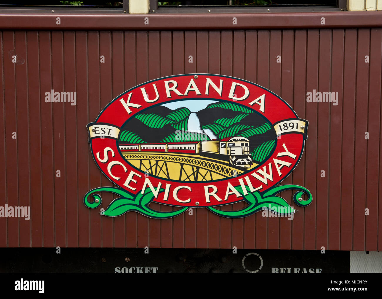 Emblem von Kuranda Scenic Railway auf der Seite der Bahn Passagier wagen. Kuranda Station, Queensland. Stockfoto