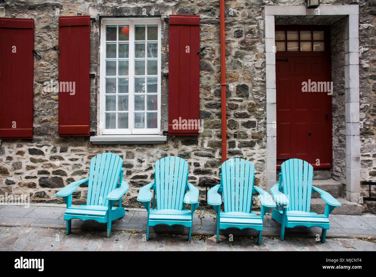 Stühle vor einem Steinhaus in der Altstadt von Québec City Stockfoto