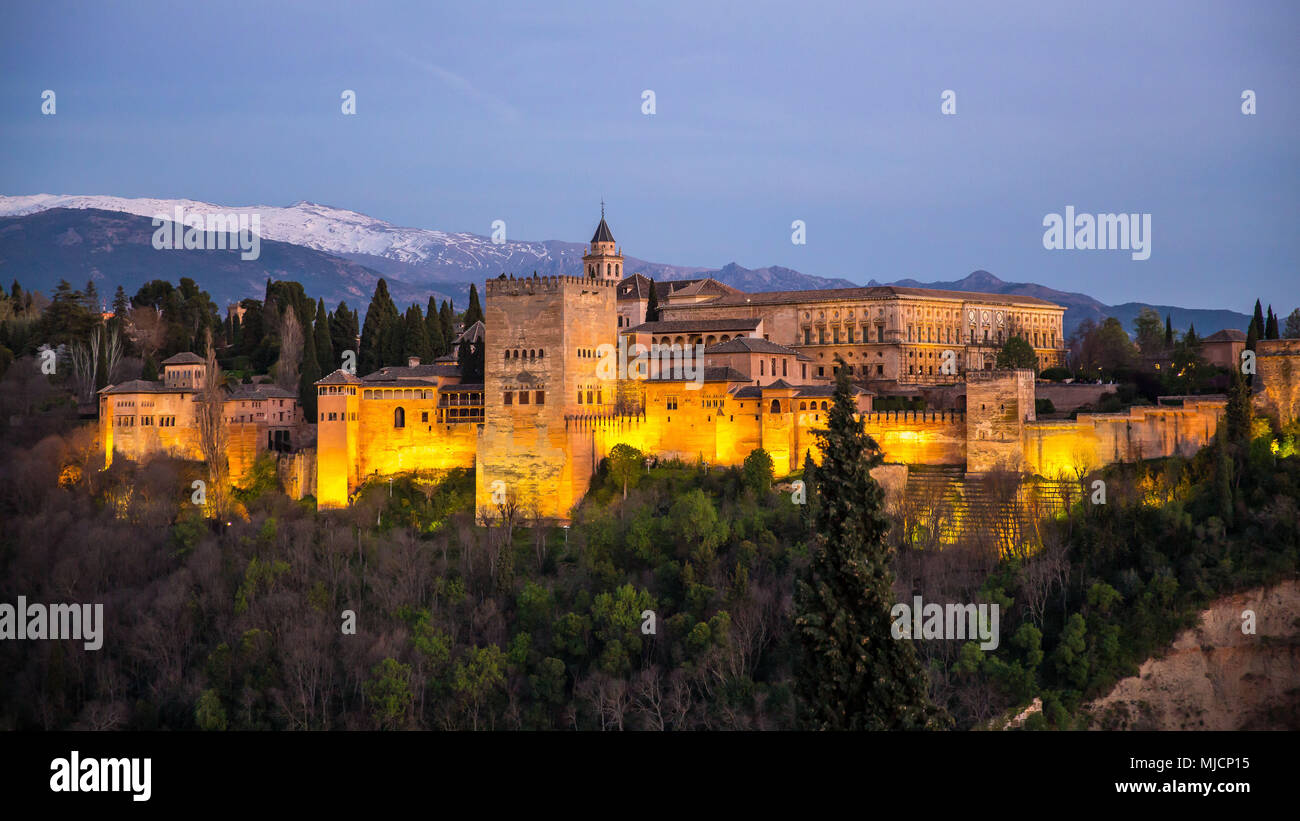 Europa, Spanien, Andalusien, Granada, Alhambra, Beleuchtung, Abend, Stockfoto