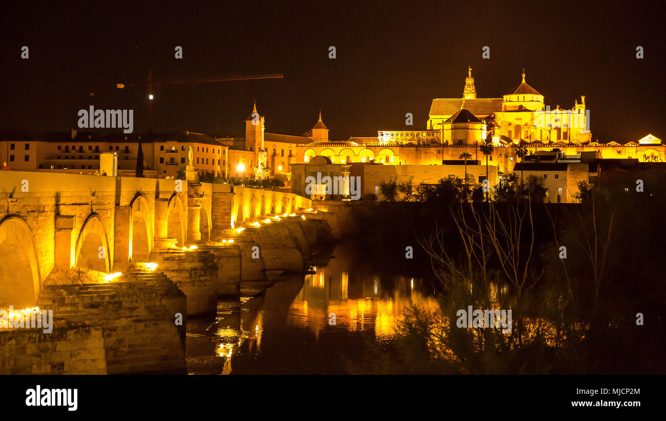 Europa, Spanien, Andalusien, Cordoba, Blick auf die Stadt, Mezquita, Puente Romano, Beleuchtung, Nacht, Stockfoto