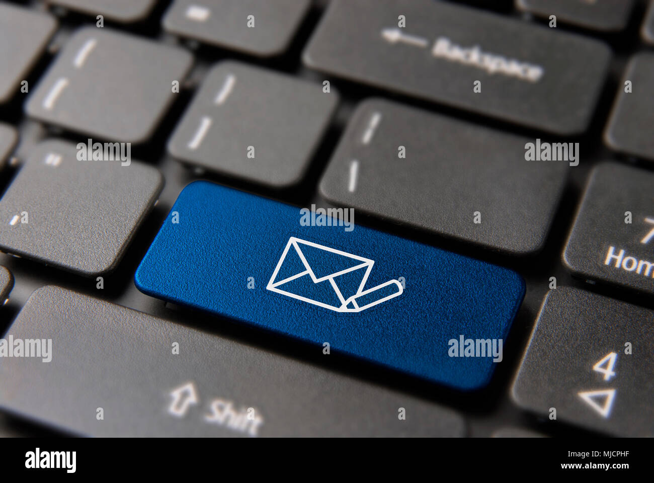 Web Mail computer Tastatur zum Schreiben neue e-Konzept. Nachricht Briefumschlag mit Bleistift in blauer Farbe. Stockfoto