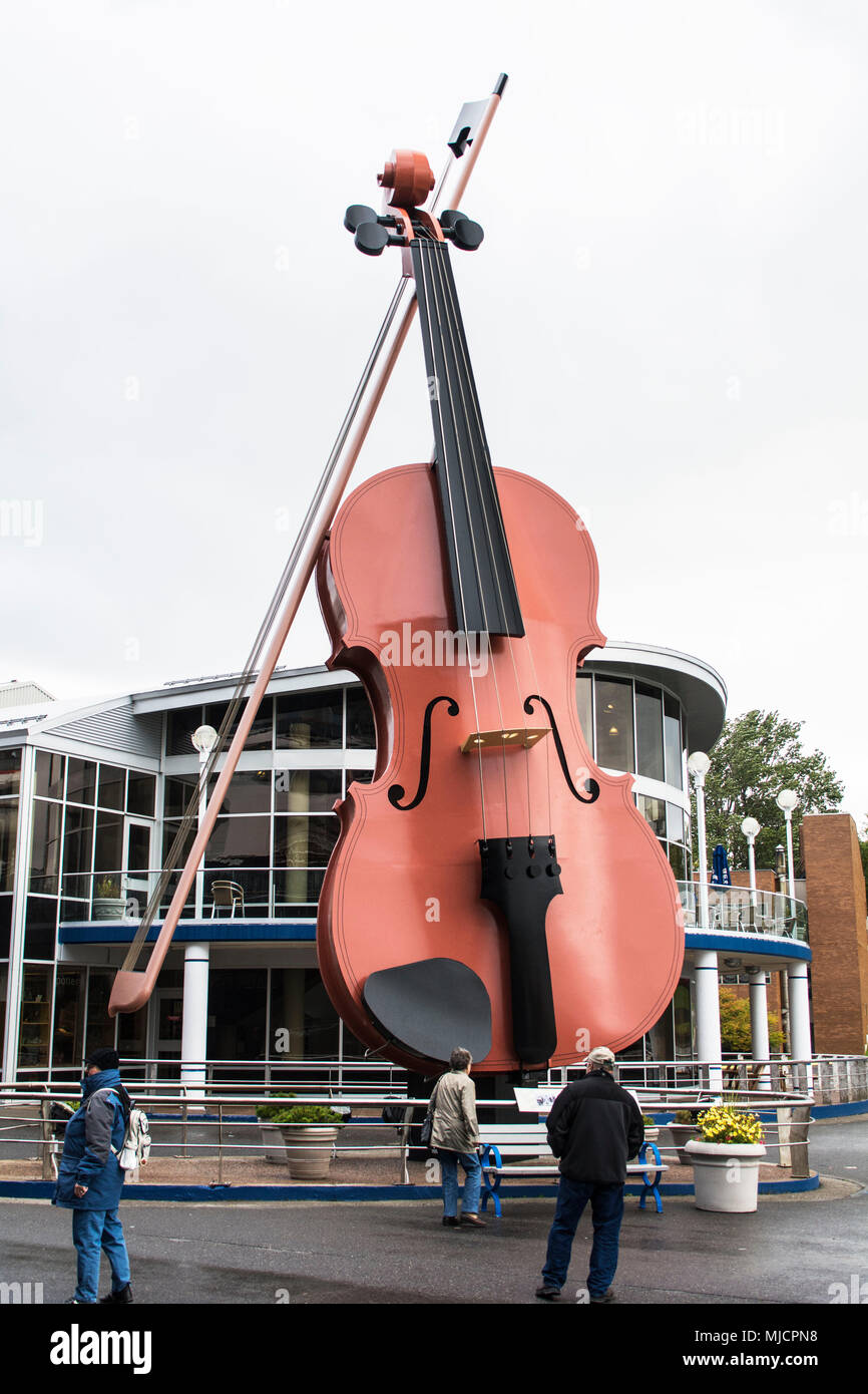 Die große Geige, 18-m-hohen Stilisierten Violine im Hafen von Sydney in  Kanada Stockfotografie - Alamy