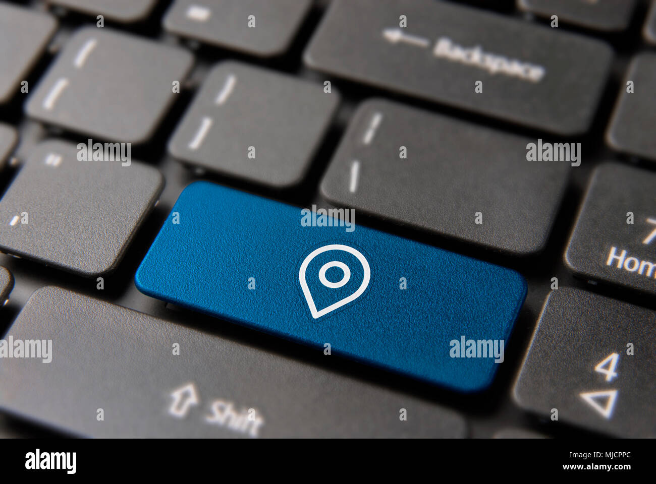 Geo Landkarte pin-Konzept: blaue Taste Taste mit GPS-Symbol auf dem Laptop Tastatur. Stockfoto