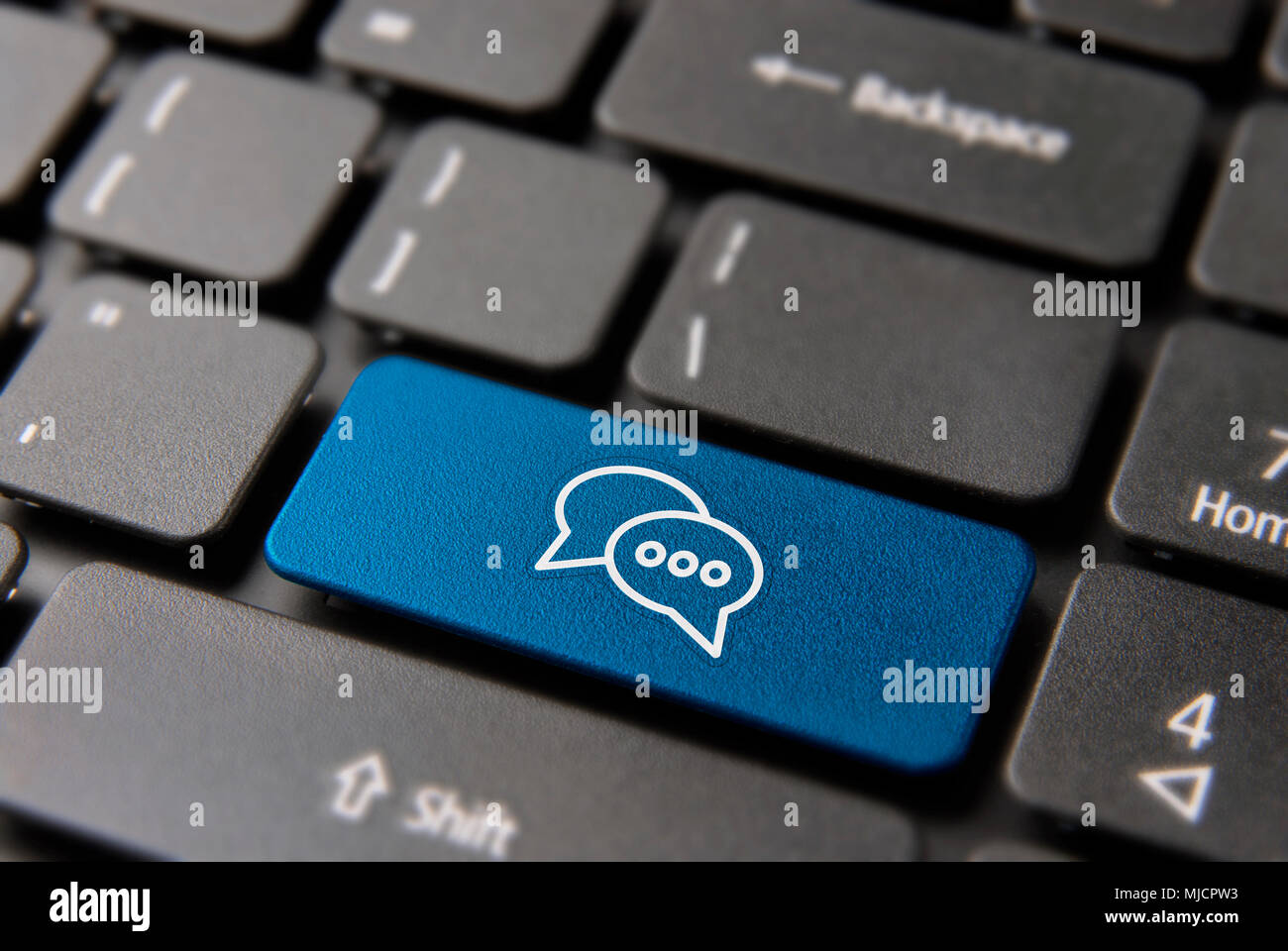 Social Media chat Tastatur Taste für Live Gespräch Konzept. Sprechen blasen Symbol Schlüssel in blauer Farbe. Stockfoto