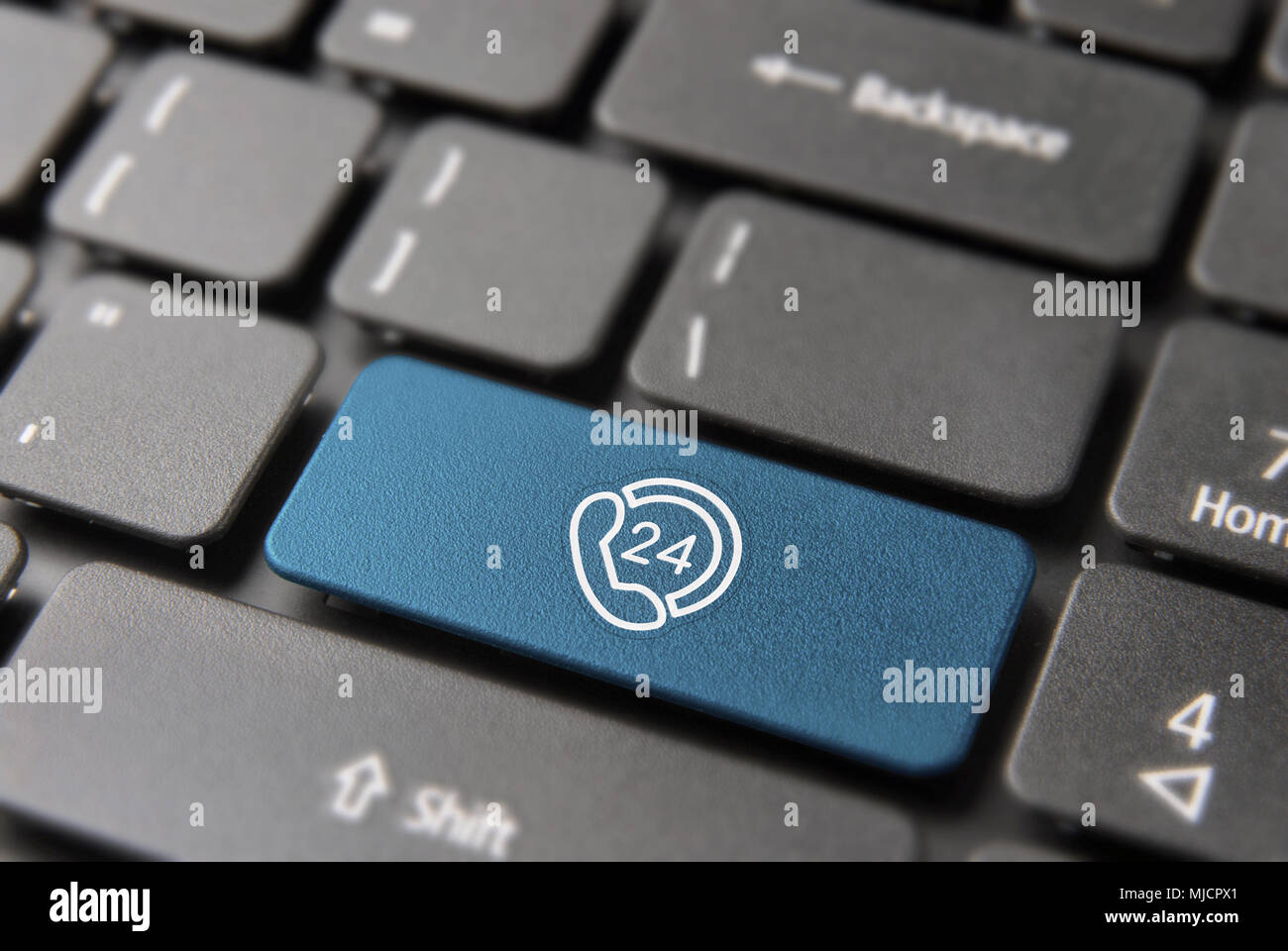 24-Stunden Service Taste auf Tastatur für 24/7 immer online Konzept. Laptop Schlüssel in blauer Farbe mit modernen Line Art Symbol. Stockfoto
