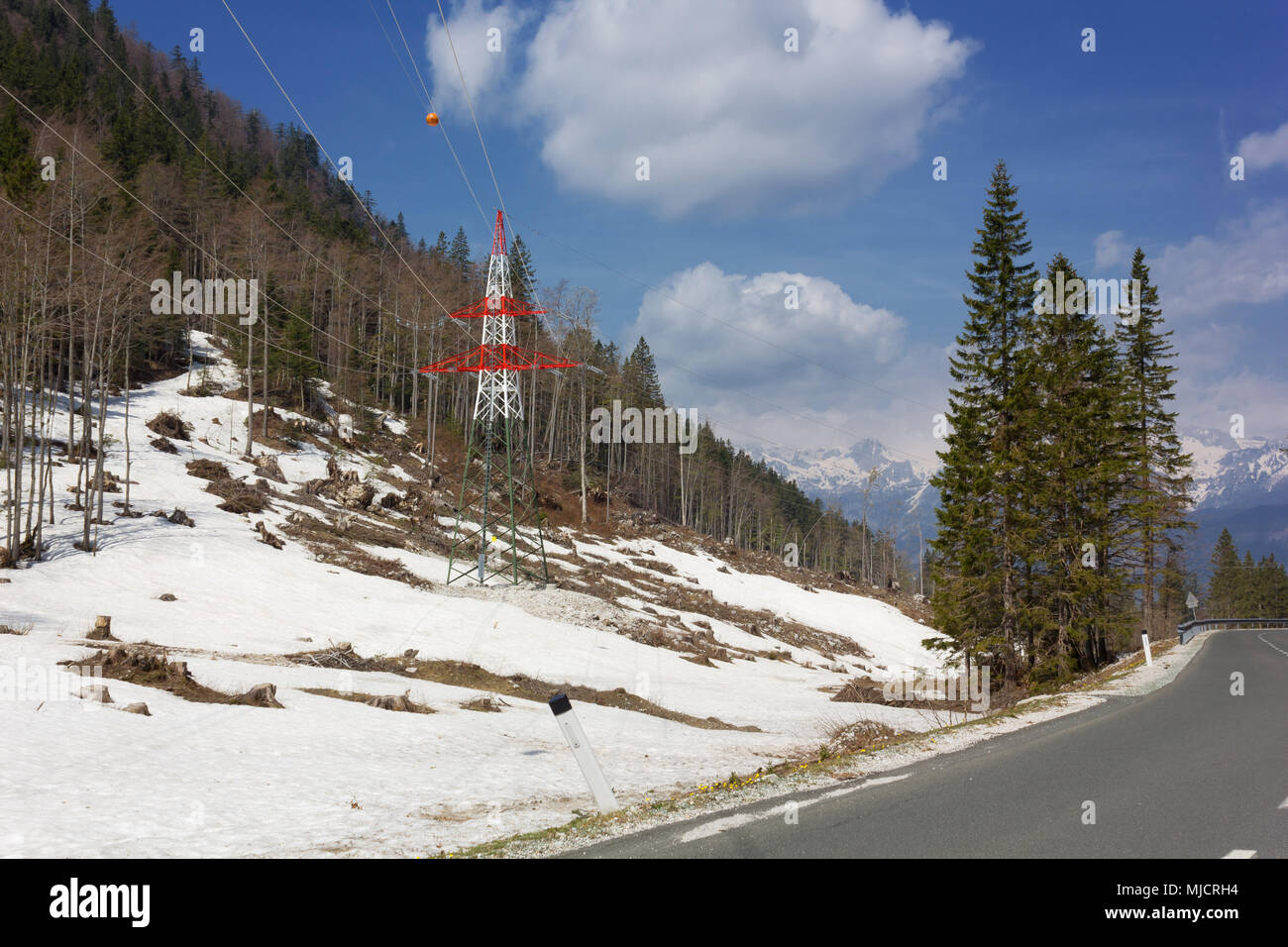 Schnee Ende April in der Nähe von Skigebiet Soriška Planina, in der Region Gorenjska, Slowenien Stockfoto