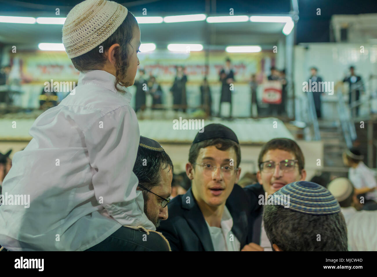 MERON, ISRAEL - Mai 03, 2018: Orthodoxe jüdische Männer teilnehmen und Tanz, bei der jährlichen hillula des Rabbi Shimon Bar Yochai, in Meron, Israel, an Lag BaOmer Stockfoto