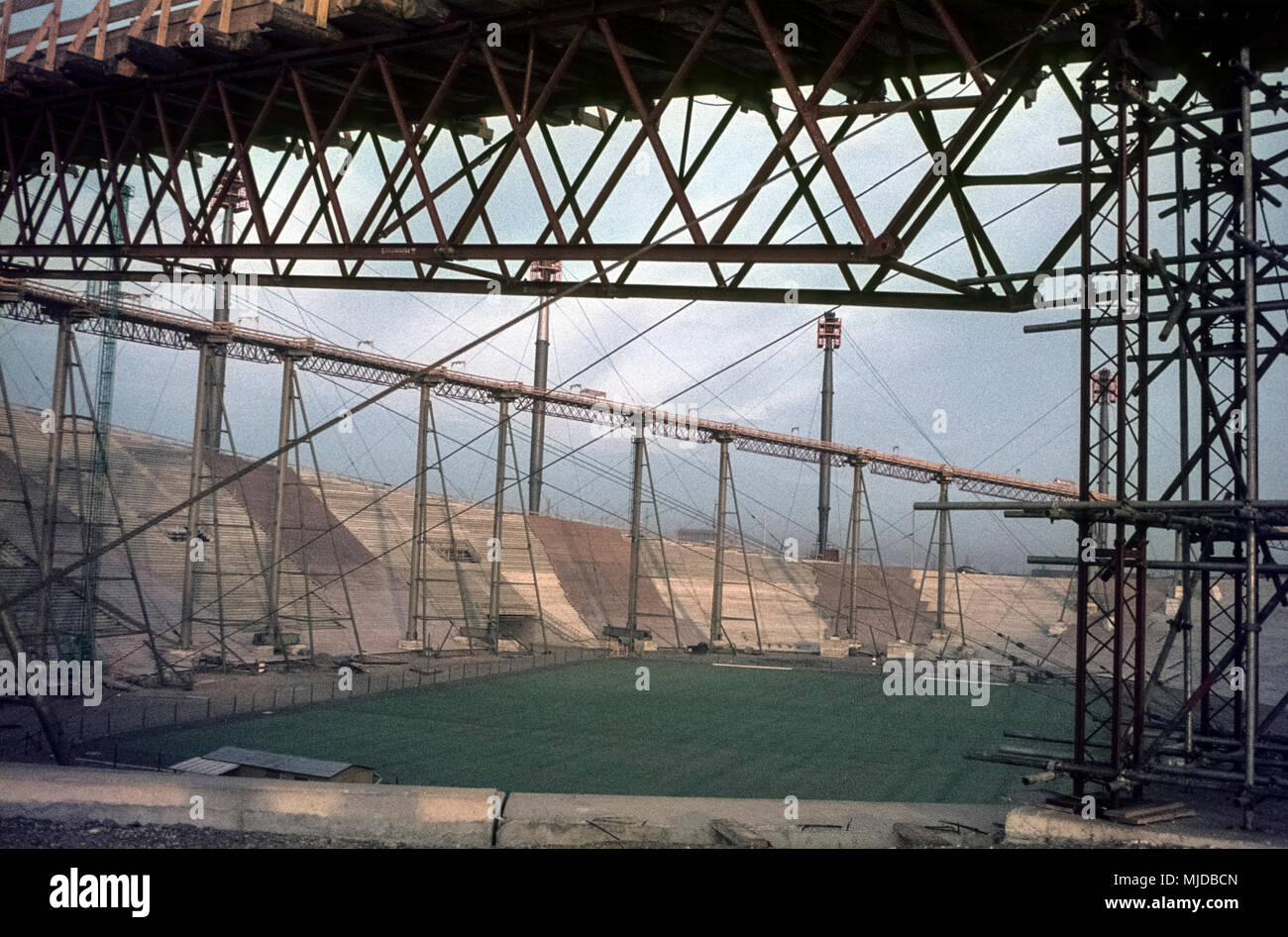 Der Olympiapark München im Bau für die Olympischen Spiele 1970. Bau des Münchner Zeltdaches. Ringseil mit provisorischen Stützen und Winden Stockfoto