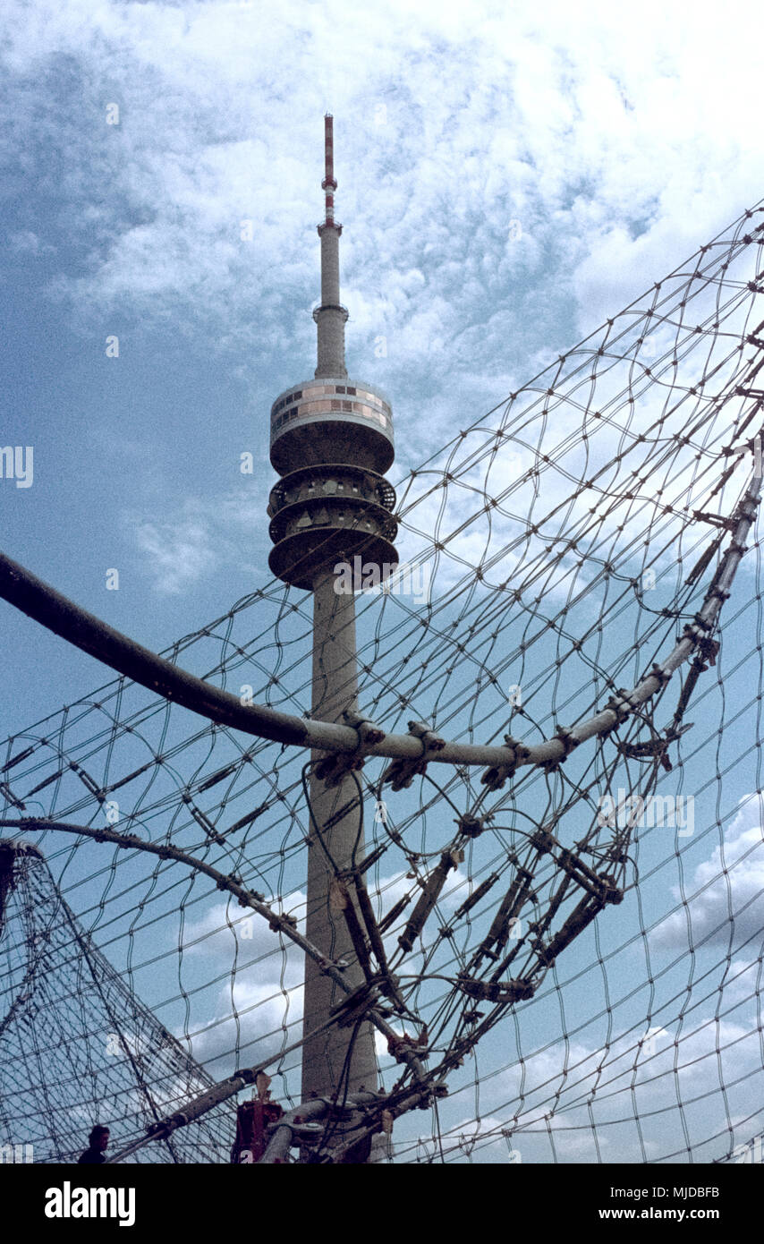 Der Olympiapark München, einem Ort der olympischen Spiele, im Bau 1971. Das Münchner Olympiastadion 5/6 der Bauzeit. Stockfoto