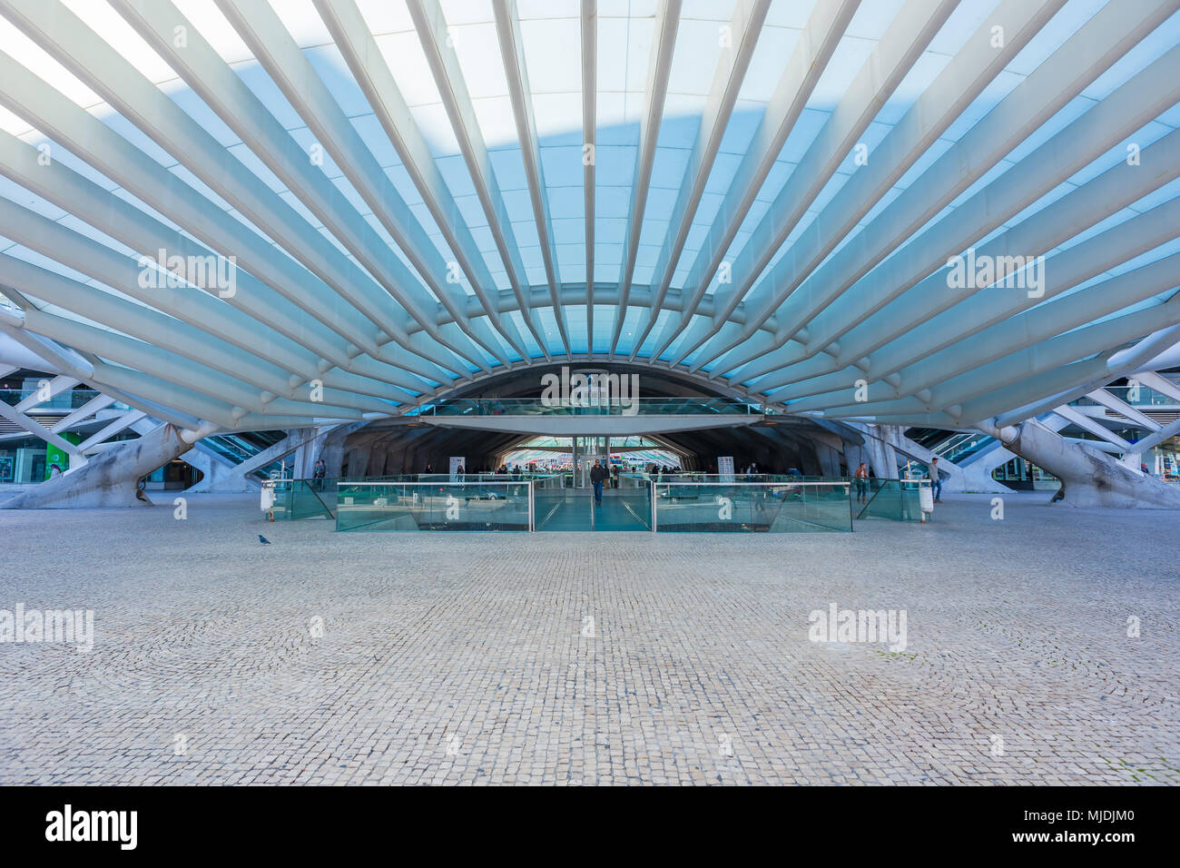 Lissabon, Portugal - 26.November 2013: Lisbon Oriente Station Eingang bei Tageslicht Stockfoto