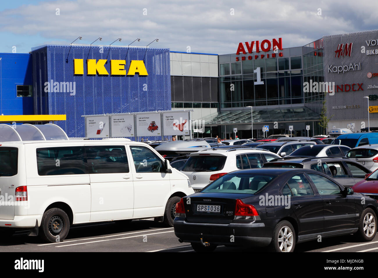 Umea, Schweden - 18. Juli 2016: Parkplatz mit parkenden Autos vor dem Einkaufszentrum mit IKEA-Möbelhaus und das Einkaufszentrum Avion. Stockfoto