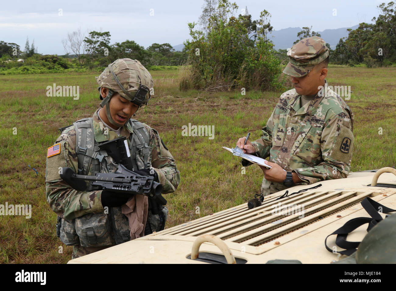 Sgt. William A. Chea 1 Platoon, Bravo Truppe, 1-299 Reiterregiment, führt eine Prüfung auf eine Waffe während des Trainings am besten Krieger Konkurrenz an Schofield Kasernen, Hawaii, 3. März 2018. Die besten Krieger der Wettbewerb würdigt Engagement für die Soldaten der Armee Werte zeigen, die Warrior Ethos verkörpern, und die Kraft der Zukunft dar. (U.S. Army National Guard Stockfoto