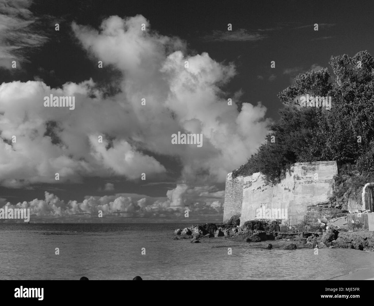 Schwarz und Weiß von Achilles Bay Beach, St. George, Bermuda mit schönen weißen Wolken. Stockfoto