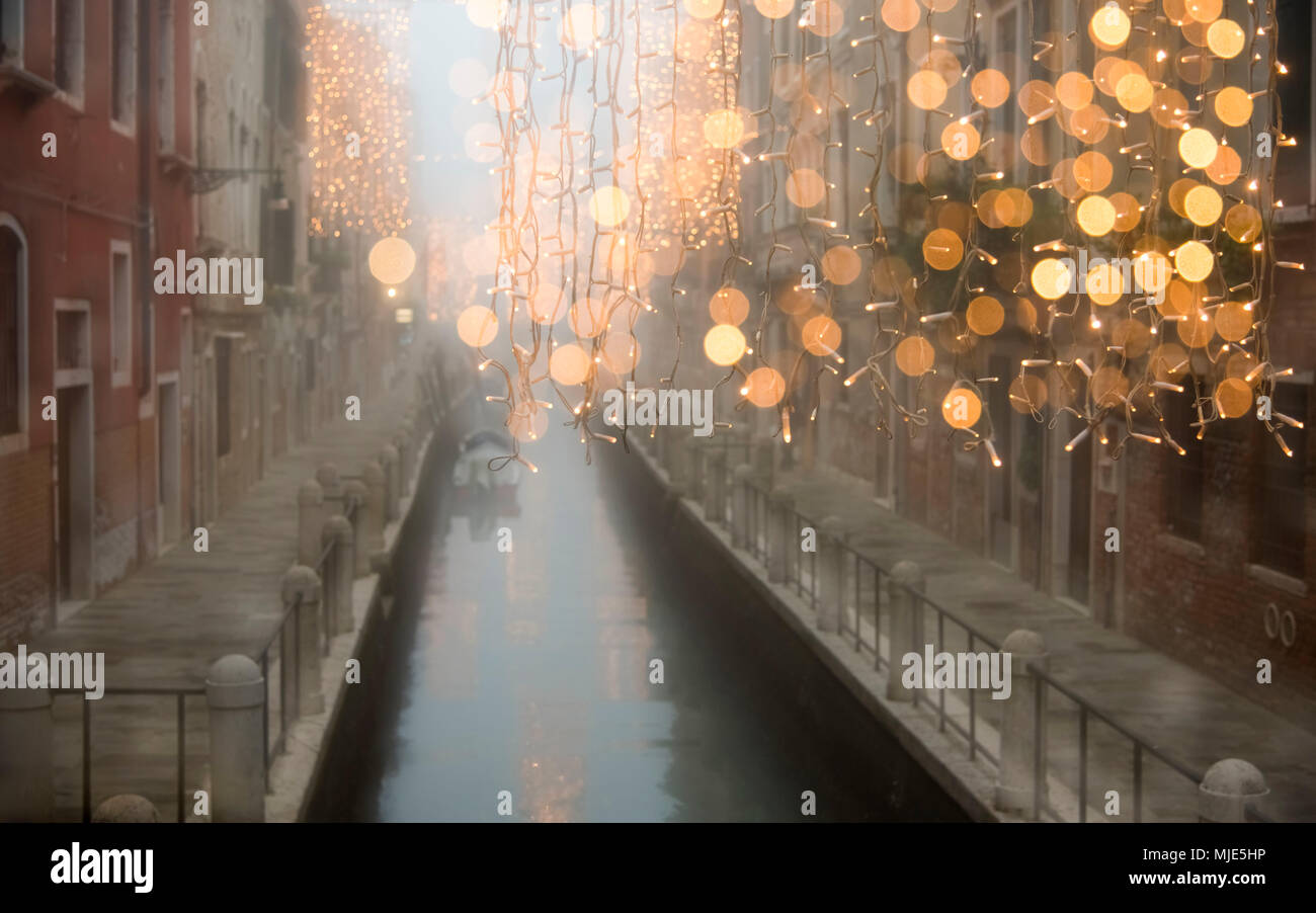 Lichterkette über einen Kanal in Venedig in der Adventszeit, Filter, Bokeh, Stockfoto