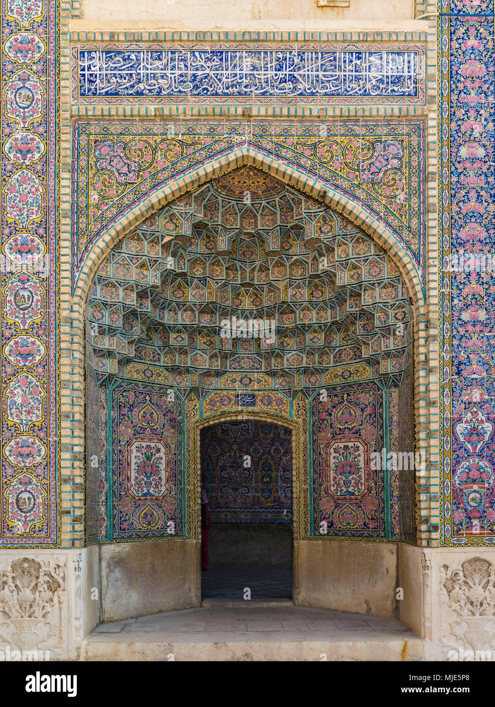 Innenhof des Nasir al-Mulk Moschee/Rosa Moschee in Shiraz Stockfoto